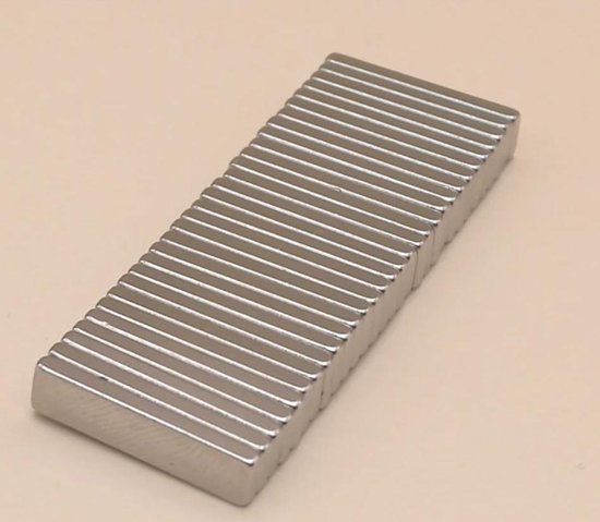 Langwerpige platte neodymium magneetjes 20 stuks - 20 x 5 x 2 mm - Merkloos