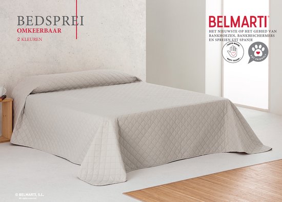 Lichtgrijze, doorgestikte sprei op een bed. Tekst 'BEDSPREI OMKEERBAAR 2 KLEUREN'.