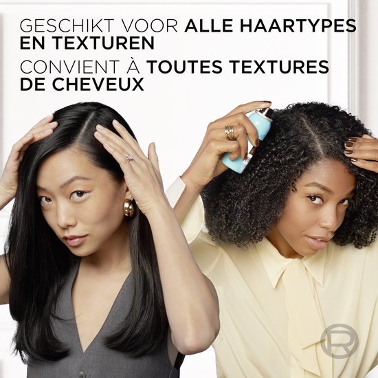 Twee vrouwen, één met steil zwart haar, de ander met krullend bruin haar, die L'Oréal Paris Magic Retouch gebruiken.
