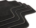 Tapis de sol noirs avec passepoil gris, empilés.