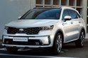 Witte Kia Sorento SUV voorzijde met grille en koplampen.