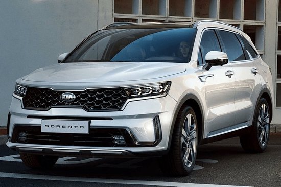 Witte Kia Sorento SUV voorzijde met grille en koplampen.