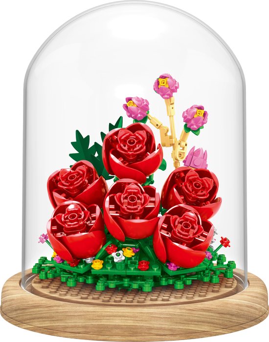 Blokjes boeket van rode rozen onder een glazen stolp met houten voet.