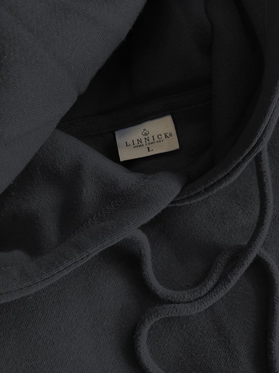 Detail van de binnenkant van een donkergrijze hoodie met het Linnick label en maat L.