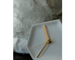 ECHO - Concrete table clock - Wit - asymmetrical geometric - Nordic style - golden hands - handgemaakt