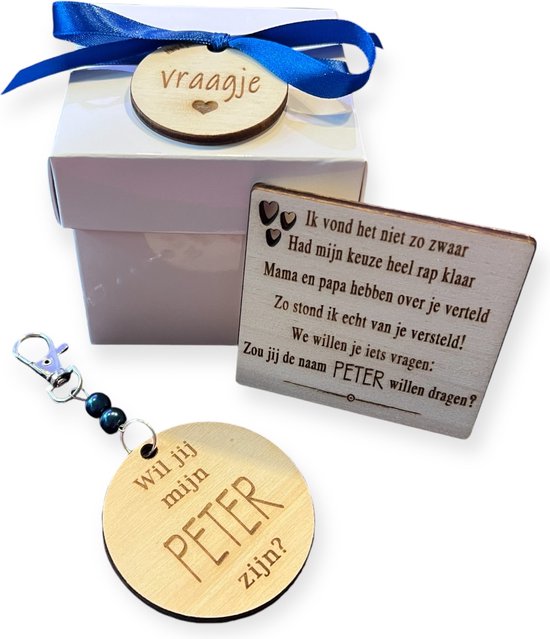 Serez-vous mon Peter ? | gris | poupée | poupée en bois | résine | boîte avec une question | Peter demande | devenir parrain | questions de parrain | devenir parrain | cadeau