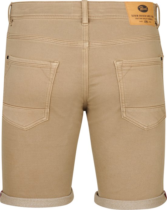 Achterkant van een bruine chino met opgestikte zakken en een leren Petrol Industries label.