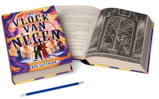 Twee boeken, waarvan één openligt en een potlood. De omslag toont 'DE VLOEK VAN NEGEN' met figuren.