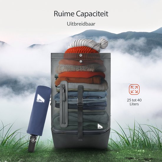 Zwarte NOHRD rugzak gevuld met kleding en een paraplu.