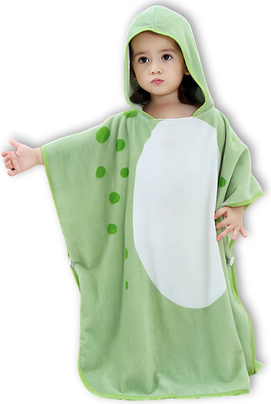 Un enfant portant un poncho de bain dinosaure vert clair avec capuche, grand ventre blanc et pois verts. Présenté sur fond blanc.