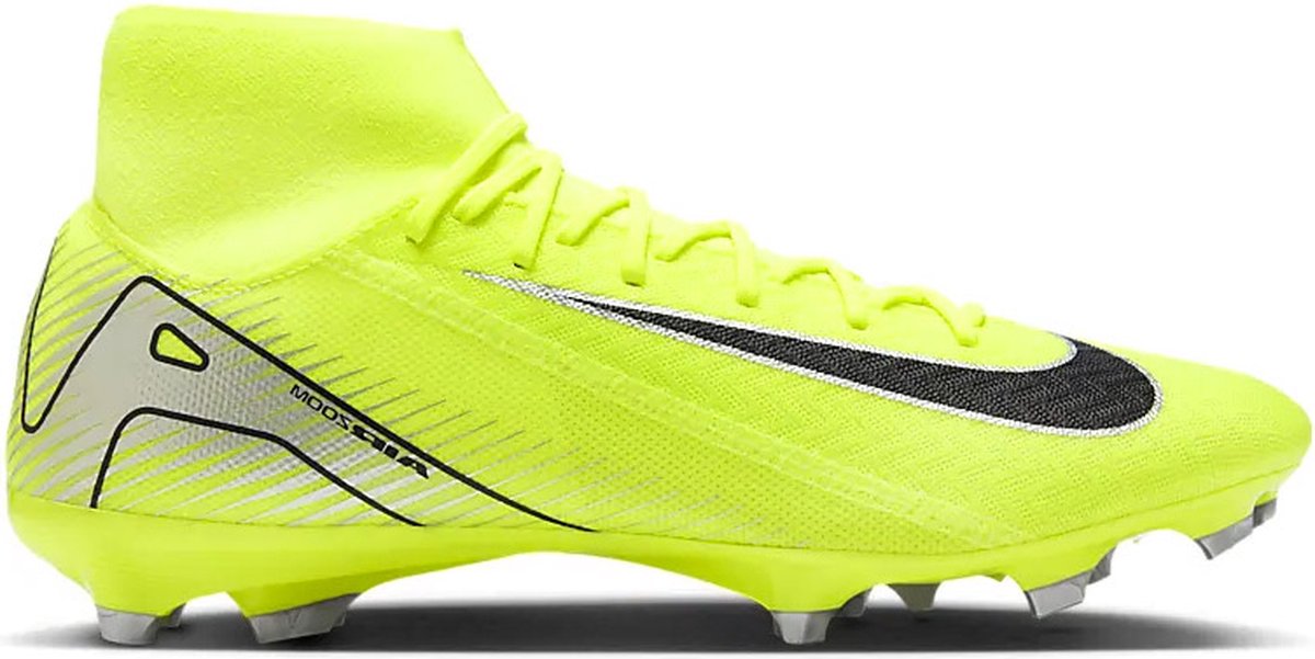 Nike Zoom Superfly Academy FG/AG voetbalschoenen in felgeel met zwarte details, ontworpen voor snelheid en grip op het veld.