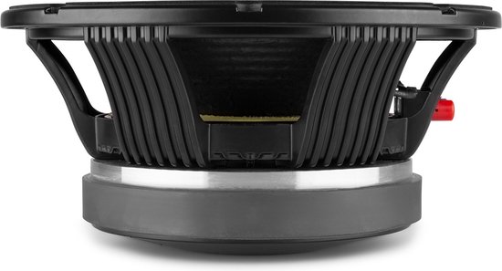 Zijkant van een zwarte woofer met versterkte zijkanten en zilveren ring, met rode en zwarte connectoren zichtbaar.
