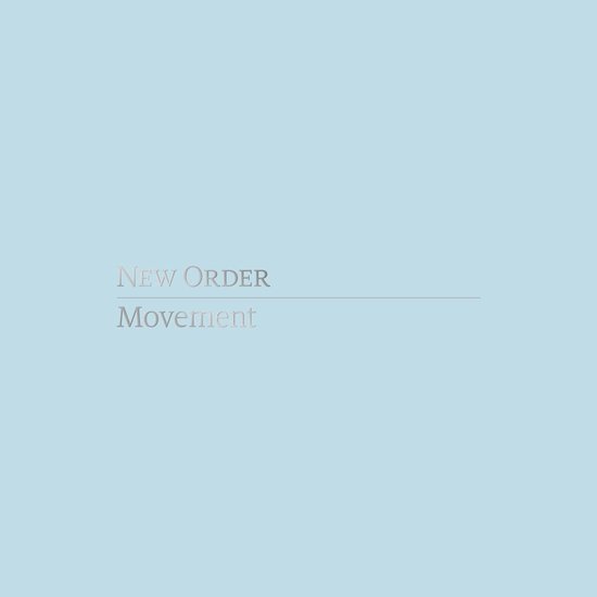 Albumhoes met lichtblauwe achtergrond en de tekst 'NEW ORDER Movement' in zilverkleurige letters.