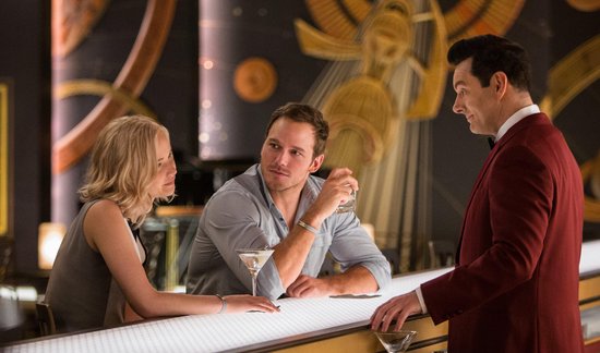 Jennifer Lawrence, Chris Pratt en een barman in een stijlvolle bar.