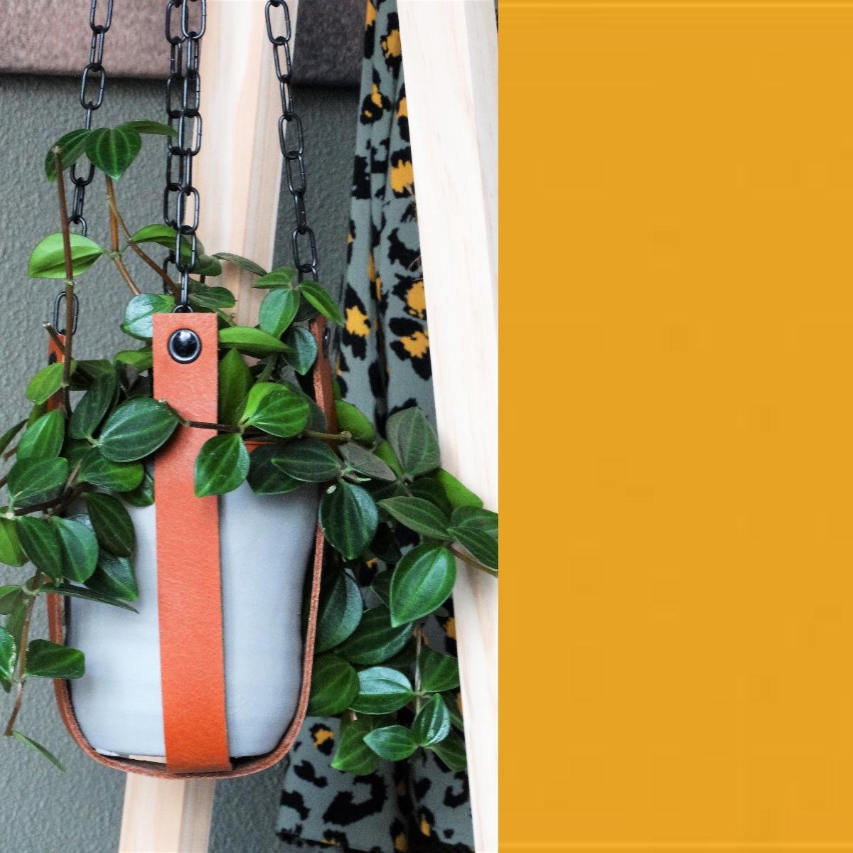 Leren plantenhanger | OKERGEEL (i.c.m. zwarte ketting)