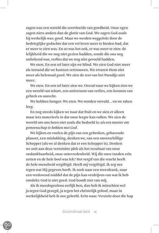 Zwarte grafsteen met gravures en tekst.