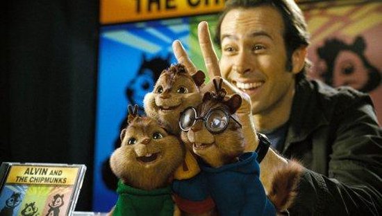 Dave Seville met de Chipmunks Alvin, Simon en Theodore voor een poster van "Alvin and the Chipmunks".