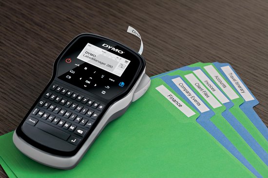 DYMO LabelManager 280 labelprinter in gebruik om labels aan te brengen op groene en blauwe mapjes.