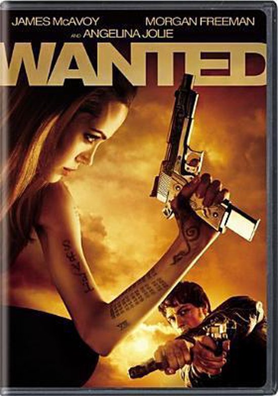 Angelina Jolie met wapen, met James McAvoy op de achtergrond. Filmtitel WANTED.