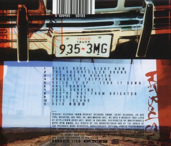 Achterkant van een auto met kentekenplaat '935-3MG' en tracklist.