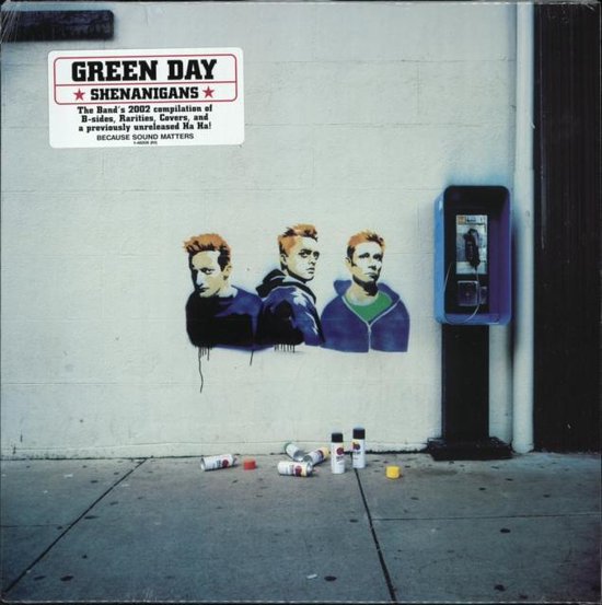 Green Day 'Shenanigans' albumcover met drie jongens op een muur en een telefooncel.