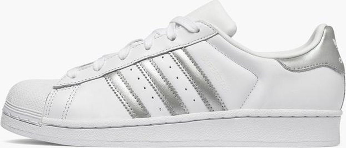 rustig aan Crack pot Min Adidas Superstar Footwear White / Grey Two | bol.com