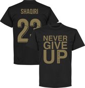 Never Give Up Liverpool Shaqiri 23 T-Shirt - Zwart/ Goud - XS
