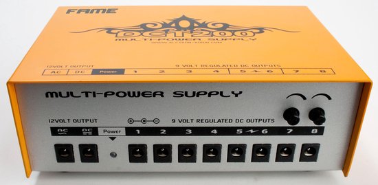 Alimentation multi-usage orange et argent avec 8 sorties et mention "FAME DCT200".