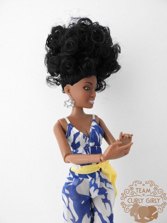 bol.com | Bruine barbie pop met krullend haar - Nicki - Bruine pop met  zwarte krullen - Donkere...