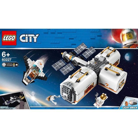 Doos van LEGO City Lunar Space Station 60227 met de ruimte-eenheid en astronauten.