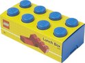 Blauwe LEGO lunchbox met gele bovenkant, bedrukt met afbeeldingen van LEGO. Vormgegeven als een steen met 8 noppen.