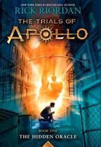 Boek "The Trials of Apollo Book One: The Hidden Oracle" van Rick Riordan met een jongen die knielt op straat.