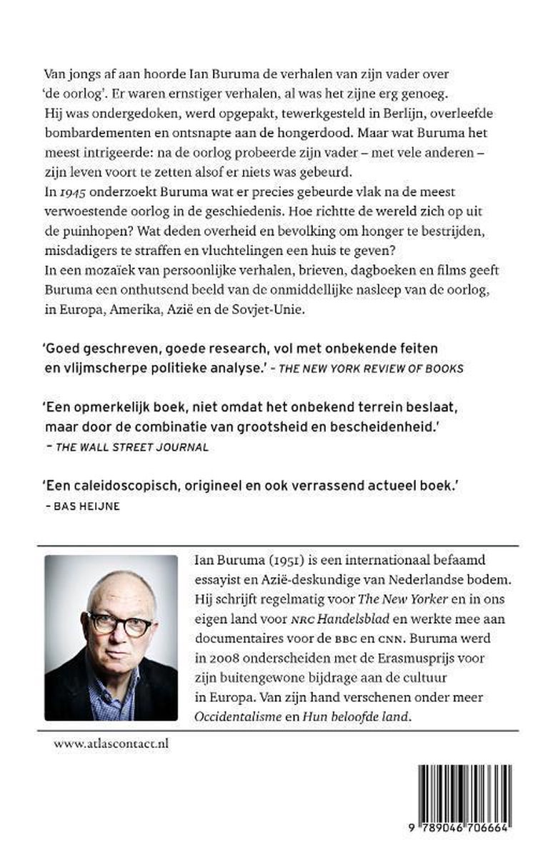Achterkant van het boek '1945 Biografie van een Jaar'. Bevat tekst over de inhoud en een portretfoto van de auteur Ian Buruma.