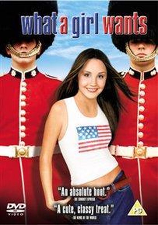 Amanda Bynes porte un t-shirt blanc avec le drapeau américain, entre deux gardes en uniforme rouge.