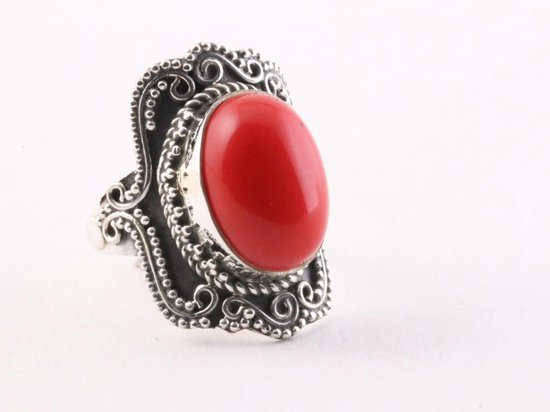 Bewerkte zilveren ring met rode koraal steen - maat 16.5