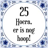 Verjaardag Tegeltje met Spreuk (25 jaar: Hoera! Er is nog hoop! 25! + cadeau verpakking & plakhanger