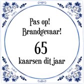 Verjaardag Tegeltje met Spreuk (65 jaar: Pas op! brandgevaar! 65 kaarsen dit jaar! + cadeau verpakking & plakhanger