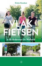 Boekomslag met tekst 'Vlak fietsen in de Ardennen en Wallonië'. Drie fietsers lachen op een fietspad.