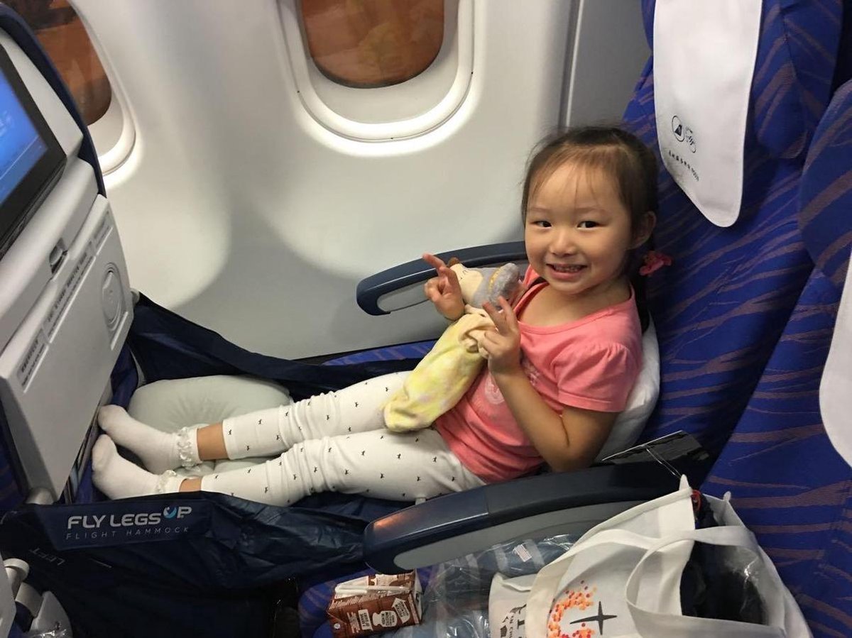 Le Fly-Tot : un lit gonflable pour enfant pour dormir dans l'avion