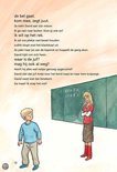 Jongen met blond haar en staand meisje met rood haar en rode laarzen bij een schoolbord.