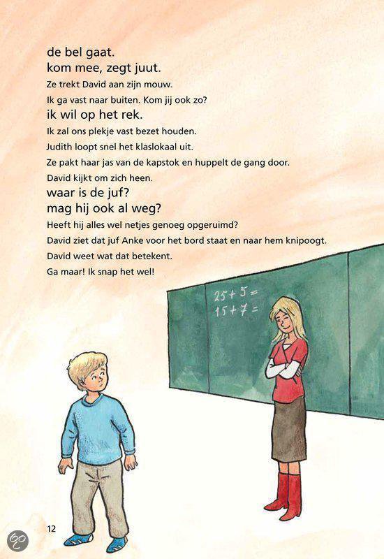 Jongen met blond haar en staand meisje met rood haar en rode laarzen bij een schoolbord.