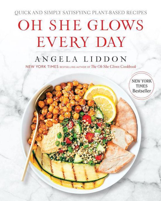 Boek 'Oh She Glows Every Day' met plantaardige recepten, met een foto van een kom met kikkererwten, salade, hummus en gegrilde courgette.