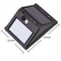 Zwarte solar wandlamp met zonnepaneel en 20 LED-lampjes, met afmetingen 10.7cm en 14.2cm.
