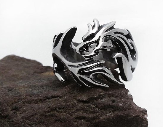 Zilverkleurige ring met drakenmotief op een steen.
