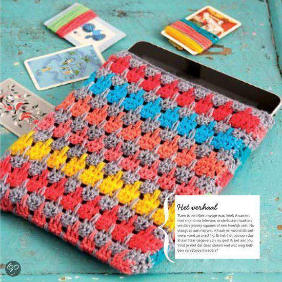 Gehaakt tablet etui met granny square patroon in rood, oranje, geel, blauw en grijs.