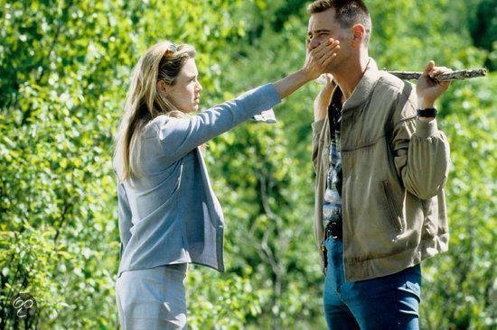 Renée Zellweger houdt Jim Carrey's gezicht vast in een bos.