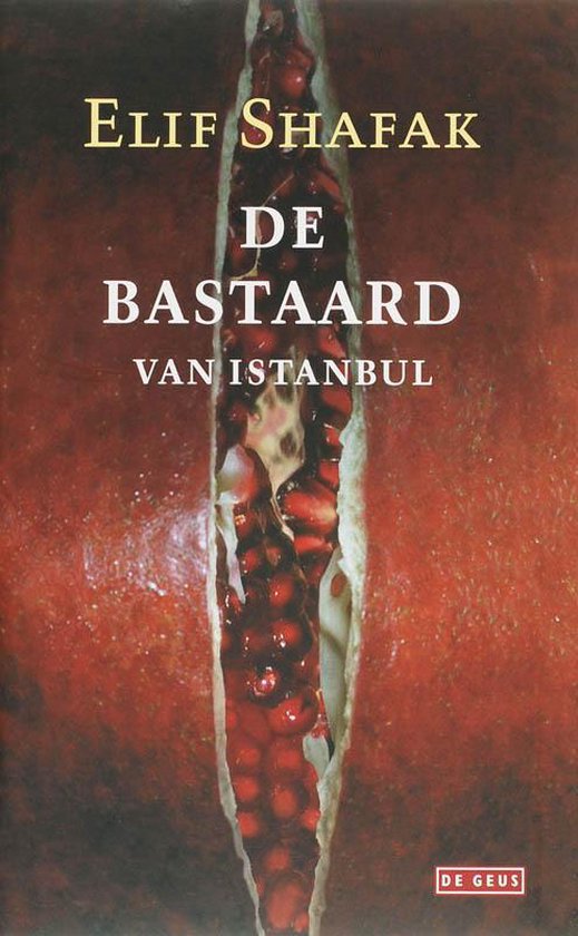 Boekcover van 'De bastaard van Istanbul' met op de achtergrond een granaatappel met een openbaring die de zaadjes toont.