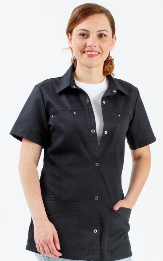 Zwarte blouse met korte mouwen, twee borstzakken en twee steekzakken. Model met open kraag.