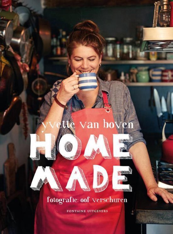 Een vrouw in een rode schort drinkt uit een blauw-wit gestreepte mok. Titel: Home Made.