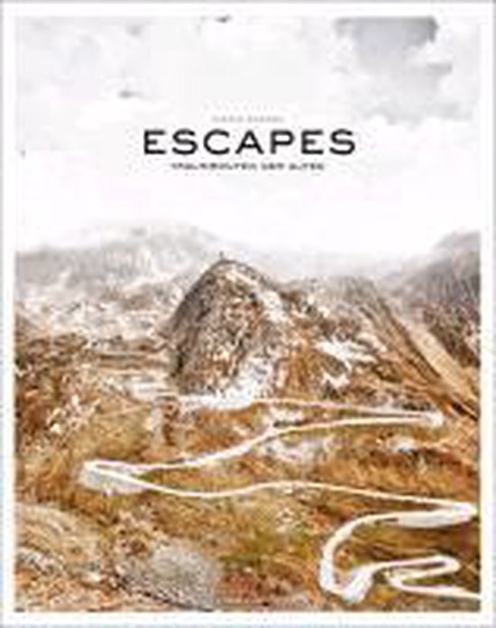 Boek 'ESCAPES' met een kronkelende weg door besneeuwde bergen.